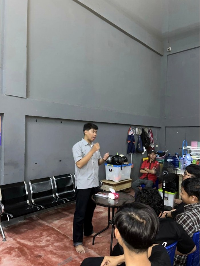 Kegiatan perkenalan dan briefing karyawan Weng Coffee Singkawang